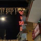 Sempre a Carrassi, nella vicina via Giulio Petroni, abbiamo infine una dimostrazione di insegna a neon: quella che risalta all�ingresso dell�Enoteca Fumai, realizzata nel 1960